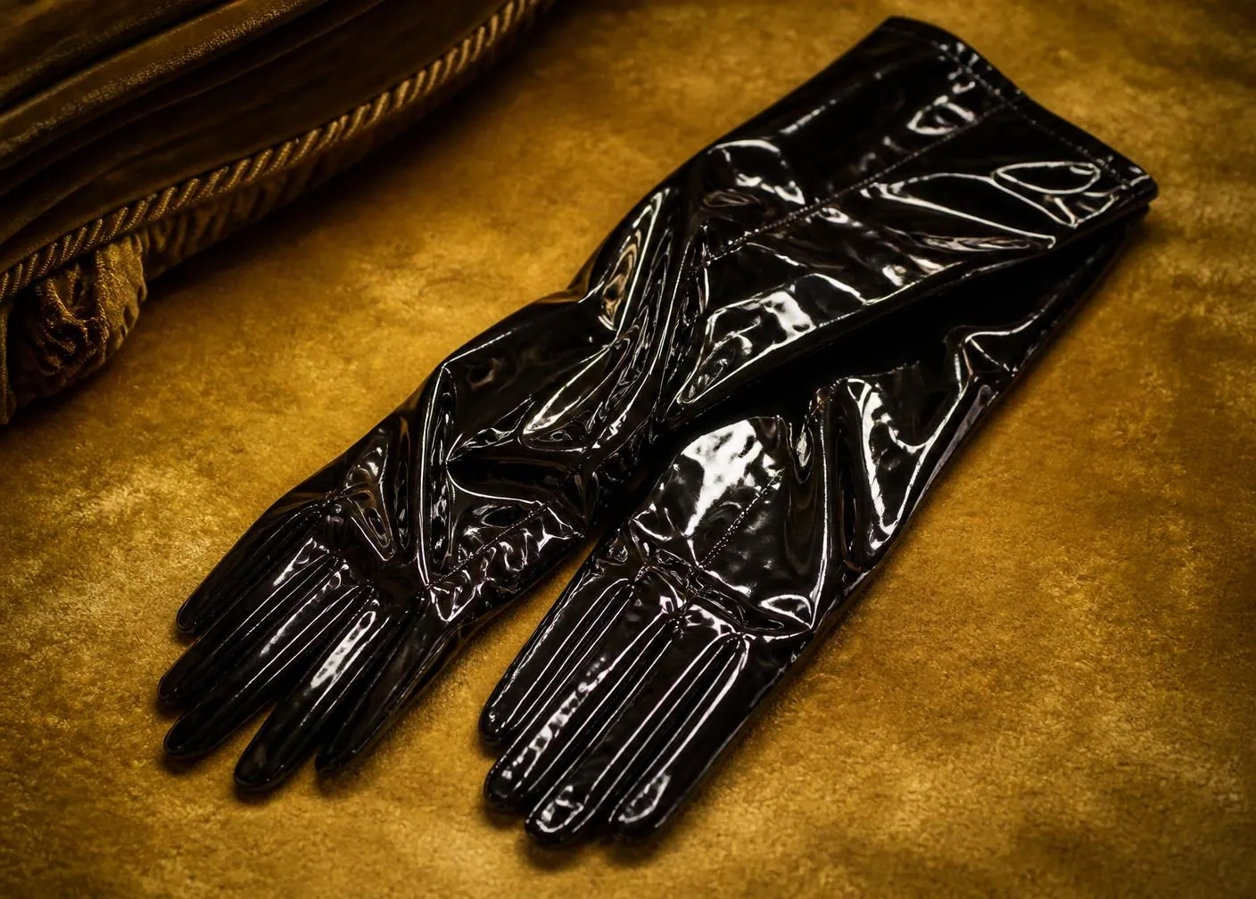 Lackhandschuhe — Fetisch-Detail